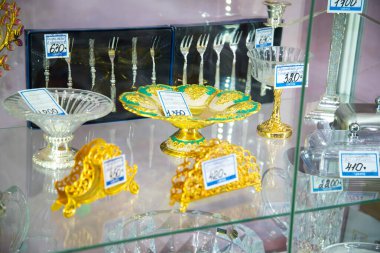 Çelyabinsk bölgesi, Rusya Federasyonu - Mart 2019: Ulusal teketim ürünleri satan yerel Hediyelik eşya dükkanı.