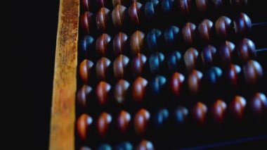 Klasik ahşap abaküs. Abaküs 'ün eski kısmının karanlık bir arka planı var..