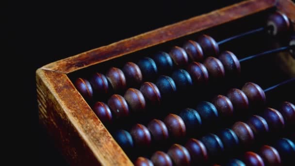 Vintage fa abakusz. Része a régi végén az abacus egy sötét háttér. — Stock videók