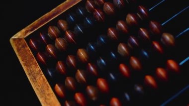 Klasik ahşap abaküs. Abaküs 'ün eski kısmının karanlık bir arka planı var..