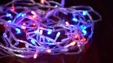 Noel tatili için soyut bir geçmiş. Masada çok renkli Led ışıklar