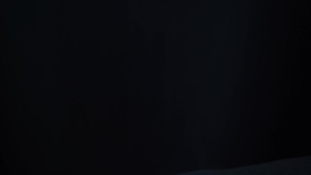 Το Γκόλντεν Μπίτκοϊν πέφτει στα χέρια ενός Καυκάσου. Σκούρο φόντο — Αρχείο Βίντεο