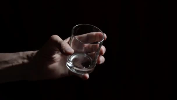 Verser Eau Claire Dans Verre Main Masculine Tenir Verre Propre — Video