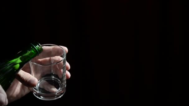 Giet Helder Water Een Glas Mannelijke Hand Houdt Schoon Glas — Stockvideo