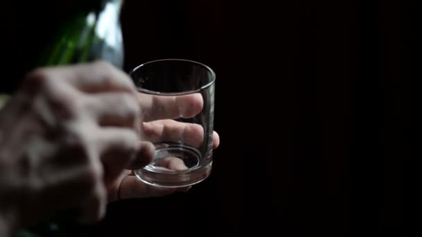 Häll Klart Vatten Ett Glas Man Hand Hålla Rent Glas — Stockvideo