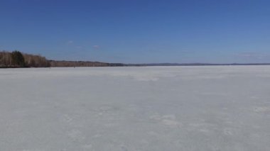 Entellektüel program. Kendi kendine inen kuadrokopter. İçeriden bak, kardaki gölgeler vidalardan.