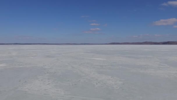 Świecący Śnieg Zamarzniętej Rzece Słoneczny Zimowy Dzień Przyspieszony Film Slider — Wideo stockowe