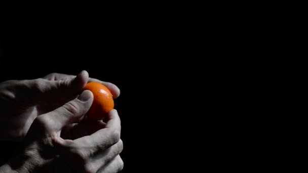 Eine Mandarine Händen Halten Die Haut Einer Mandarine Reinigen Menschenhände — Stockvideo