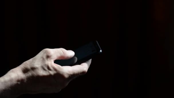 Homem Idoso Com Uma Mão Marca Sms Rolando Fotos Telefone — Vídeo de Stock