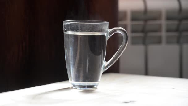 Prepara Una Bustina Nero Tazza Trasparente Con Acqua Calda Sfondo — Video Stock