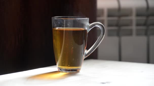 Dodaj Mleko Gorącej Herbaty Przezroczysty Kubek Herbatą Jasnym Słońcu — Wideo stockowe