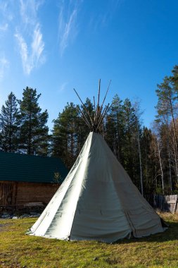 Ormandaki kızılderili çadırları. Wigwam üretimi için modern malzeme. Yurt, kuzeydeki insanların evidir..