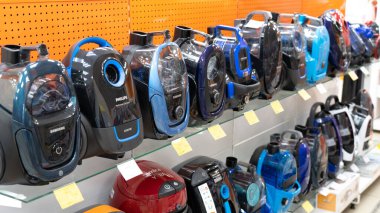 Chelyabinsk Bölgesi, Rusya - Ağustos 2019. Ev aletleri satan bir dükkan. Mallarla dolu raflar.