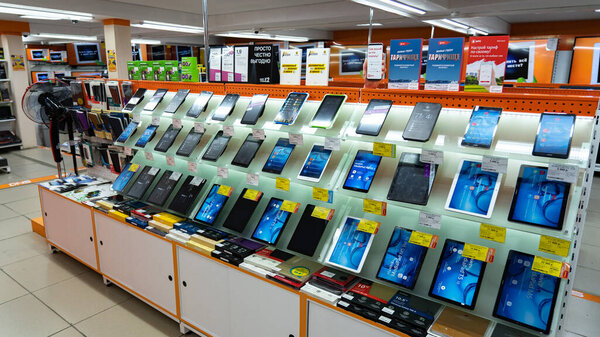 Челябинская область, Россия - август 2019 года. Магазин бытовых электротоваров DNS. Стойки с товаром
.