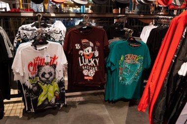 Chelyabinsk Bölgesi, Rusya - Ağustos 2019. Gençlik moda mağazası. Yatay