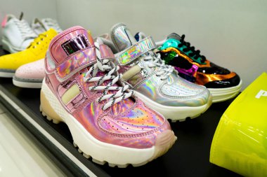 Chelyabinsk Bölgesi, Rusya - Ağustos 2019. Mağaza raflarında güzel, zarif, renkli kadın ayakkabıları. Kadın ayakkabısı mağazası