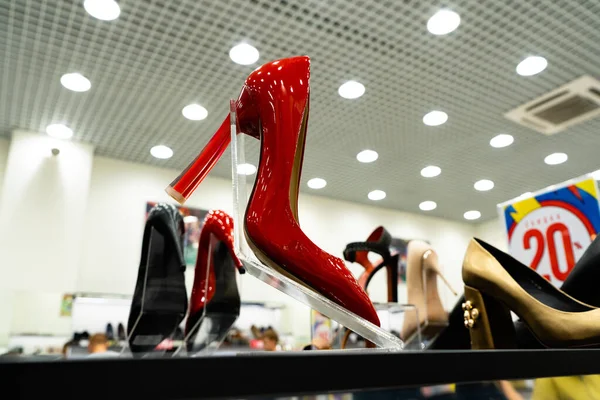 Región de Chelyabinsk, Rusia - agosto 2019. Zapatos rojos de tacón alto. Filas de zapatos de mujer hermosos, elegantes y coloridos en los estantes de las tiendas. Zapatería mujer — Foto de Stock