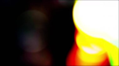 Kenarlarında parlak renkli kaotik ışık parlamaları. Işık, yanıp sönen ışıkların bokeh 'ini iletir. Yumuşak renkli ışık sızıntısı. İçeriği Ört