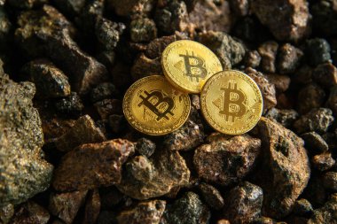 Taş bir arka plan karşı altın sikke bir Bitcoin yığını yakın çekim dikey üst görünümü. Arka plan dokusu kavramı