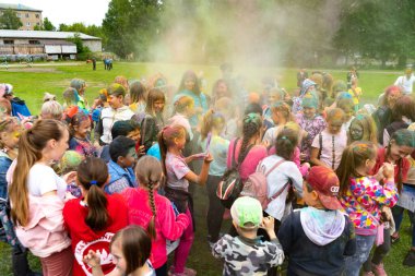 Chelyabinsk Region, Rusya - Temmuz 2019. Farklı milletlerden çocuklar renk festivalinde arkadaştır. Birçok ulusun katılımıyla ilde tatil, müzik, dans, enterta