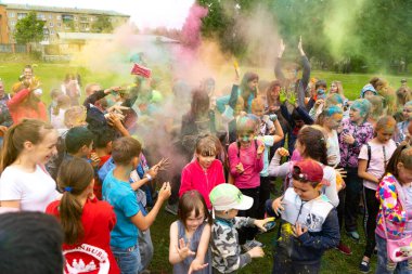 Chelyabinsk Region, Rusya - Temmuz 2019. Farklı milletlerden çocuklar renk festivalinde arkadaştır. Birçok ulusun katılımıyla ilde tatil, müzik, dans, enterta