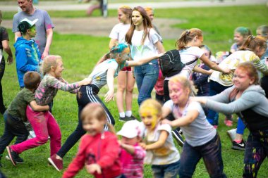 Chelyabinsk Region, Rusya - Temmuz 2019. Farklı milletlerden çocuklar renk festivalinde arkadaştır. Birçok ulusun katılımıyla ilde tatil, müzik, dans, enterta