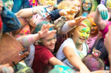 Chelyabinsk Region, Rusya - Temmuz 2019. Farklı milletlerden çocuklar renk festivalinde arkadaştır. Birçok ulusun katılımıyla ilde tatil, müzik, dans, enterta