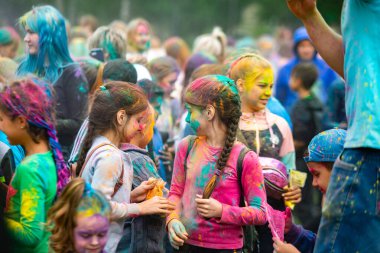 Chelyabinsk Region, Rusya - Temmuz 2019. Farklı milletlerden çocuklar renk festivalinde arkadaştır. Birçok ulusun katılımıyla ilde tatil, müzik, dans, enterta