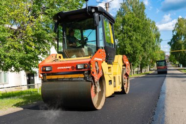 Chelyabinsk Bölgesi, Rusya - Ağustos 2019. Yeni bir asfalt tabakası seriyorum. Asfalt Tekerlek Operasyonu. Yol tamiri. Asfalt asfalt.