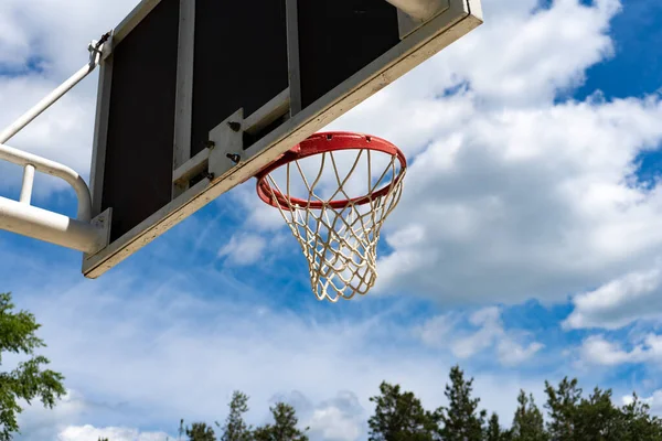 Koszykówka tablica z pierścieniem na ulicy i błękitne niebo — Zdjęcie stockowe