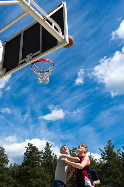 Région de Tcheliabinsk, Russie - juin 2019. Basketball joueurs en action sur le terrain — Photo