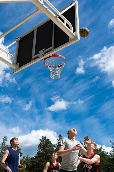 Región de Chelyabinsk, Rusia - junio de 2019. Jugadores de baloncesto en acción en cancha —  Fotos de Stock