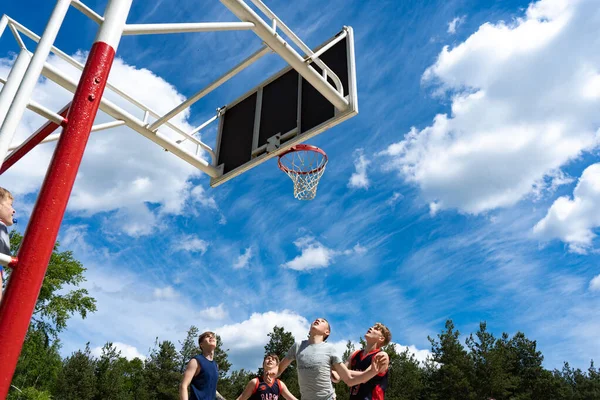 Région de Tcheliabinsk, Russie - juin 2019. Basketball joueurs en action sur le terrain — Photo