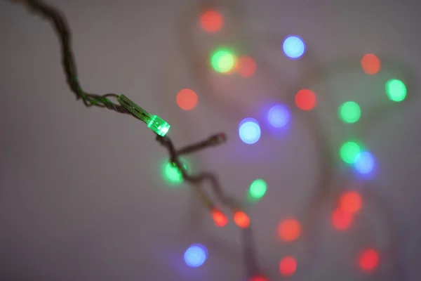 Lumières multicolores de Noël. Des lumières électriques. Guirlande décorative — Photo