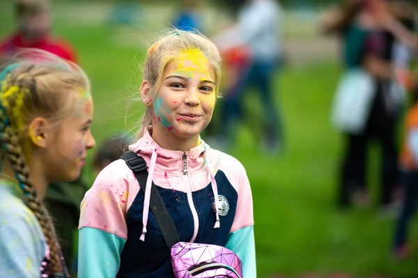 俄罗斯车里雅宾斯克州 - 2019年7月。不同国籍的孩子是色彩节的朋友。假日在省内与许多国家的参与，音乐，舞蹈，肠 — 图库照片
