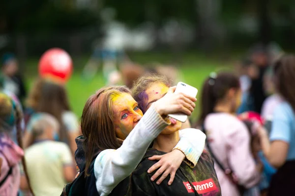 Chelyabinsk Region, Rusya - Temmuz 2019. Farklı milletlerden çocuklar renk festivalinde arkadaştır. Birçok ulusun katılımıyla ilde tatil, müzik, dans, enterta — Stok fotoğraf