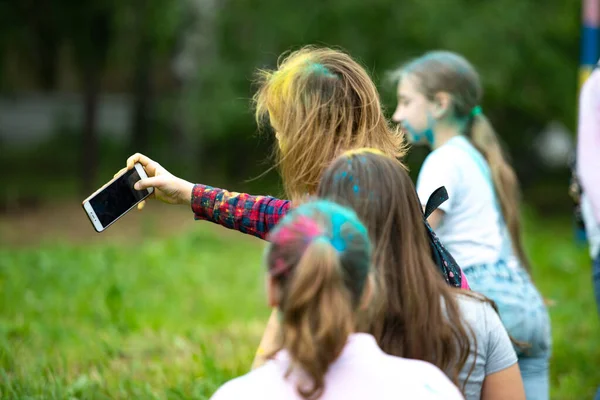 Región de Chelyabinsk, Rusia - JULIO 2019.Una chica hace una selfie. Niños de diferentes nacionalidades son amigos en el festival de colores . —  Fotos de Stock