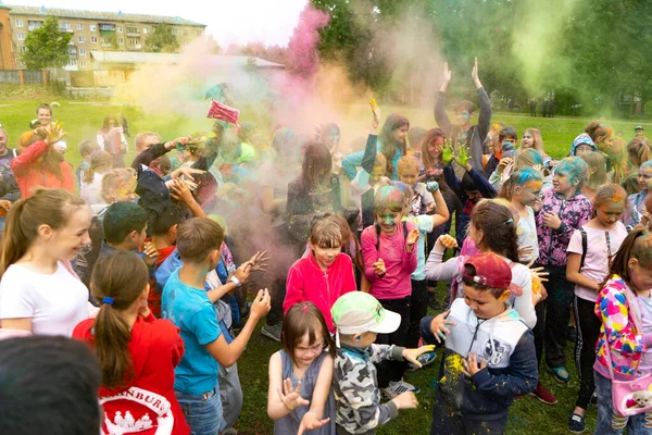 Chelyabinsk region, Rosja-2019 lipca. Dzieci różnych narodowości są przyjaciółmi na festiwalu kolorów. Wakacje w prowincji z udziałem wielu narodów, muzyka, taniec, teniso — Zdjęcie stockowe