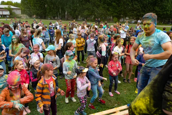 Chelyabinsk region, Ryssland-juli 2019. Barn av olika nationaliteter är vänner på festivalen av färger. Semester i provinsen med deltagande av många nationer, musik, Dans, kväll — Stockfoto