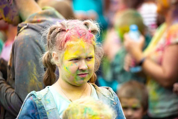 Chelyabinsk Region, Rússia - JULHO 2019. Crianças de diferentes nacionalidades são amigas no festival das cores. Férias na província com a participação de muitas nações, música, dança, enterta — Fotografia de Stock