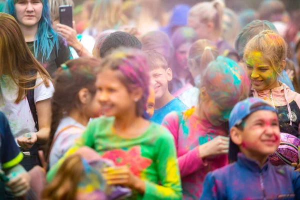 Región de Chelyabinsk, Rusia - JULIO 2019. Niños de diferentes nacionalidades son amigos en el festival de colores. Vacaciones en la provincia con la participación de muchas naciones, música, danza, enterta —  Fotos de Stock