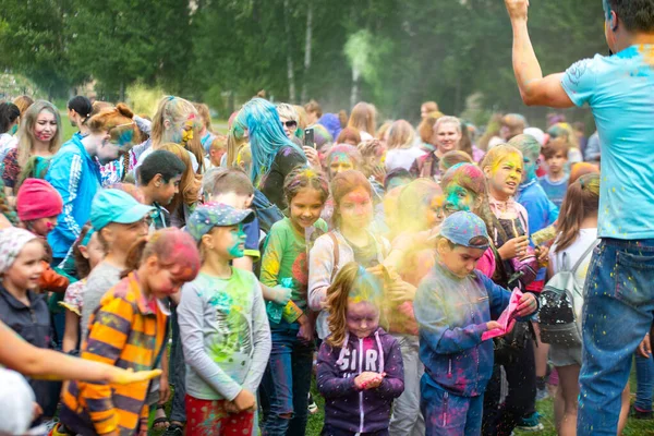 Chelyabinsk Region, Rússia - JULHO 2019. Crianças de diferentes nacionalidades são amigas no festival das cores. Férias na província com a participação de muitas nações, música, dança, enterta — Fotografia de Stock