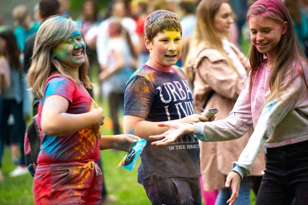 Chelyabinsk Region, Rússia - JULHO 2019. Crianças de diferentes nacionalidades são amigas no festival das cores. Férias na província com a participação de muitas nações, música, dança, enterta — Fotografia de Stock