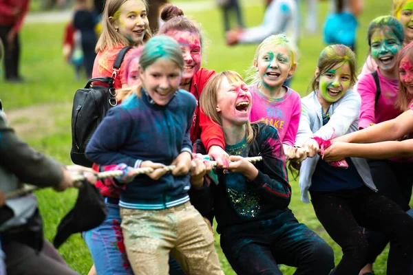 Region Czelabiński, Rosja - lipiec 2019 r. Dzieci różnych narodowości są przyjaciółmi na festiwalu kolorów. Holownik wojenny. Dzieci pasjonują się grą. Żywe emocje na twarzy dziecka — Zdjęcie stockowe
