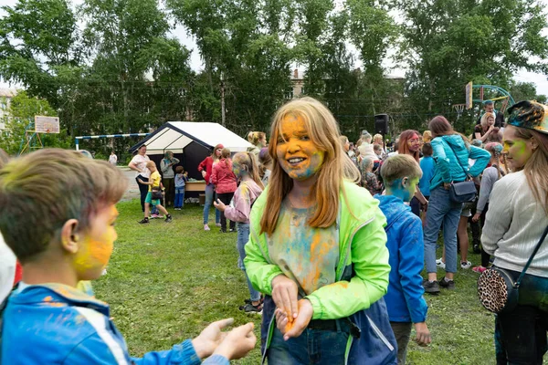 Chelyabinsk Region, Rusia - JULY 2019. Anak-anak dari bangsa yang berbeda adalah teman di festival warna. Liburan di provinsi dengan partisipasi banyak bangsa, musik, tarian, enterta Stok Gambar