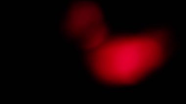 Çerçevenin üst köşesinde koyu renk bir arka planda parlak kırmızı sükunet ışıldıyor. İçerik örtüsü. Işık, yanıp sönen ışıkların bokeh 'ini iletir. Yumuşak renkli ışık sızıntısı. Hızlı ışık taşması