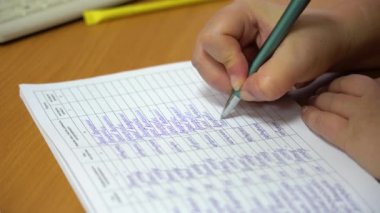 Kadın eller büyük bir deftere yazarlar: yaşlı bir kadın not defterine not alır, yakın plan. Ofisteki kadın günlük için haftalık planlar yazıyor.