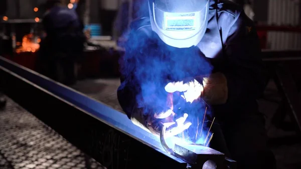 Lavoro Del Saldatore Lavori Saldatura Sul Pavimento Della Fabbrica Saldatore — Foto Stock