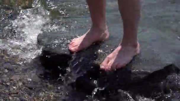 Os pés de homem são lavados pelas ondas suaves do surf . — Vídeo de Stock
