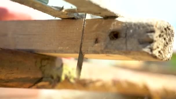 用锯子锯成的锯子停车场工人锯木板 — 图库视频影像